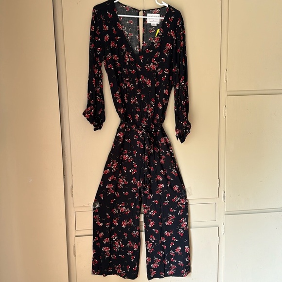 Anthropologie Velvet by Graham & Spencer black floral flowy cropped jumpsuit. M - Picture 4 of 12